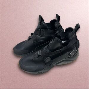 Black Nike Air Huarache trainers men’s size 11 black